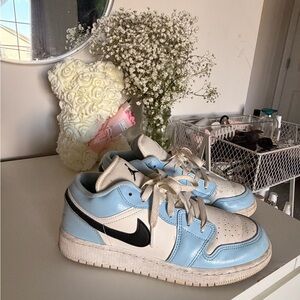 Nike Kids Sneakers in Blue, White, and Black